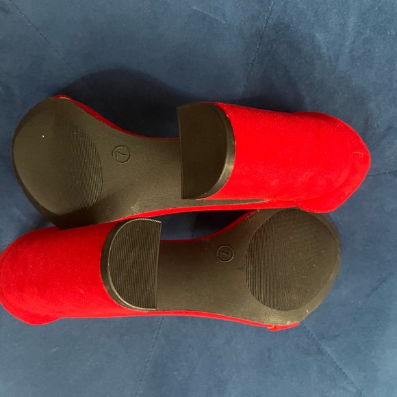 Red Suede ♥️♥️ Heels in Size 7 - Picture 5 of 6